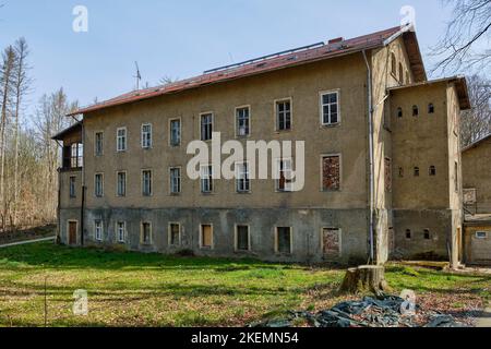 L'edificio sprovvisto di Luisenhof, un'antica tenuta appartenente al complesso termale Augustusbad, Liegau-Augustusbad, Radeberg, Sassonia, Germania. Foto Stock