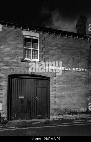 Sale di assemblaggio in St Michael's Lane, Bridport fotografato di notte in autunno Foto Stock