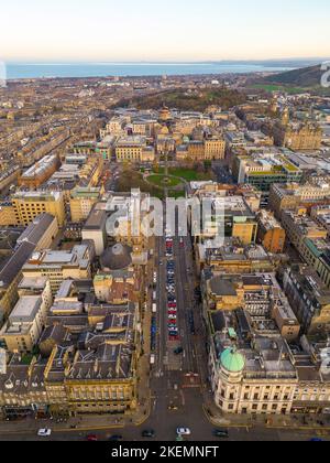 Vista aerea di George Street nella città nuova di Edimburgo, patrimonio dell'umanità dell'UNESCO, Scozia, Regno Unito Foto Stock