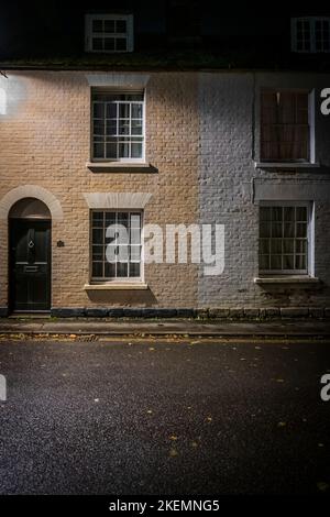 Bridport di notte, St Michael's Lane in una notte d'autunno. Tranquillo e atmosferico. Fotografia notturna. Foto Stock