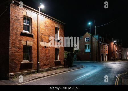 Bridport di notte, St Michael's Lane in una notte d'autunno. Tranquillo e atmosferico. Fotografia notturna. Foto Stock