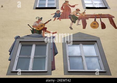 Fussen, Germania - 19 agosto 2022: Vista delle tradizionali case bavaresi dipinte nel villaggio di Fussen il 19 agosto 2022. Particolare della s. Storica Foto Stock