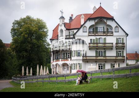 Fussen, Germania - 19 agosto 2022: Vista della storica Alpenrose am See, famosa località e ristorante a Schwangau, destinazione di viaggio sul romano Foto Stock