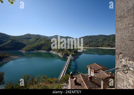 Italia, Lazio, Lago di Turano, Castel di Tora Foto Stock