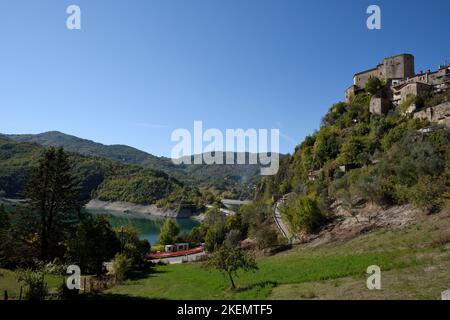 Italia, Lazio, Lago di Turano, Castel di Tora Foto Stock