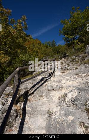 Italia, Lazio, Castel di Tora, sentiero di montagna Foto Stock