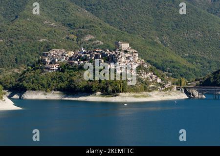 Italia, Lazio, Lago di Turano, Castel di Tora Foto Stock