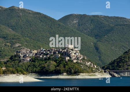 Italia, Lazio, Lago di Turano, Castel di Tora Foto Stock