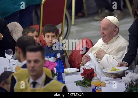 Stato della Città del Vaticano, Vatikanstadt. 13th Nov 2022. Papa Francesco durante un pranzo con poveri, senza casa e migranti ad Aula Paolo VI, Città del Vaticano, Vaticano. Il 13 novembre 2022 Credit: dpa/Alamy Live News Foto Stock