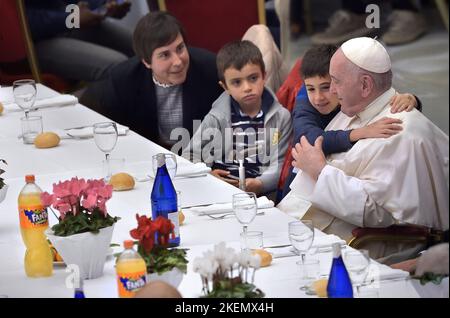 Stato della Città del Vaticano, Vatikanstadt. 13th Nov 2022. Papa Francesco durante un pranzo con poveri, senza casa e migranti ad Aula Paolo VI, Città del Vaticano, Vaticano. Il 13 novembre 2022 Credit: dpa/Alamy Live News Foto Stock