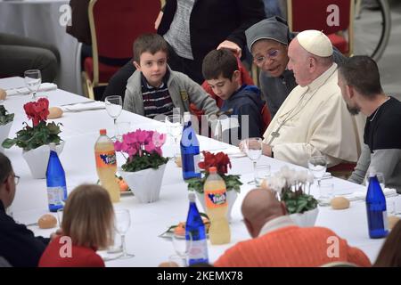 Stato della Città del Vaticano, Vatikanstadt. 13th Nov 2022. Papa Francesco durante un pranzo con poveri, senza casa e migranti ad Aula Paolo VI, Città del Vaticano, Vaticano. Il 13 novembre 2022 Credit: dpa/Alamy Live News Foto Stock