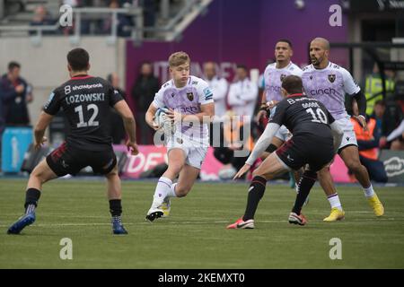 Londra, Regno Unito. 13th Nov 2022. Fin Smith dei Northampton Saints porta avanti la palla mentre Alex Goode di Saracens si prepara a sfidare durante la partita di rugby Gallagher Premiership tra Saracens e Northampton Saints allo StoneX Stadium, Londra, Inghilterra il 13 novembre 2022. Foto di Phil Hutchinson. Solo per uso editoriale, licenza richiesta per uso commerciale. Non è utilizzabile nelle scommesse, nei giochi o nelle pubblicazioni di un singolo club/campionato/giocatore. Credit: UK Sports Pics Ltd/Alamy Live News Foto Stock
