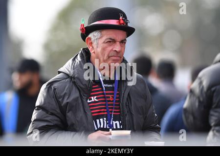 Londra, Regno Unito. 13th Nov 2022. Un sostenitore di Saracens alla partita di rugby Gallagher Premiership tra Saracens e Northampton Saints allo StoneX Stadium, Londra, Inghilterra il 13 novembre 2022. Foto di Phil Hutchinson. Solo per uso editoriale, licenza richiesta per uso commerciale. Non è utilizzabile nelle scommesse, nei giochi o nelle pubblicazioni di un singolo club/campionato/giocatore. Credit: UK Sports Pics Ltd/Alamy Live News Foto Stock