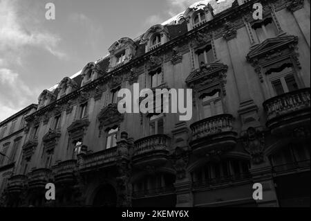 Una vista esterna delle caratteristiche architettoniche francesi su una fila di edifici nella città di Avignone. Foto Stock
