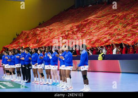 SKOPJE, MACEDONIA - NOVEMBRE 13: Giocatori di Francia con tifosi del Montenegro durante il Main Round - EHF EURO 2022 match tra Frankrijk e Montenegro all'Arena Boris Trajkovski il 13 Novembre 2022 a Skopje, Macedonia (Foto di Henk Seppen/Orange Pictures) Foto Stock