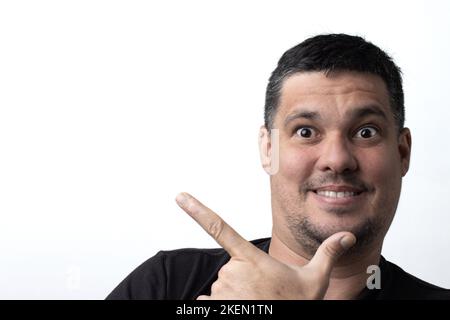 l'uomo che punta con il dito indice allegramente verso l'alto, su uno sfondo bianco Foto Stock