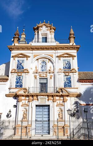 Facciata dell'Hospital de la Caridad, un ospizio fondato per i poveri e gli anziani a Siviglia, Andalusia, Spagna Foto Stock