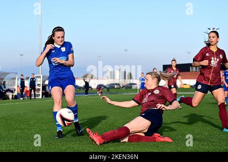 Cardiff, Regno Unito. 13th Nov 2022. Ffion price of Cardiff City Women's è affrontato da Tija Richardson di Cardiff Met WFC - Mandatory by-line Credit: Ashley Crowden/Alamy Live News Foto Stock