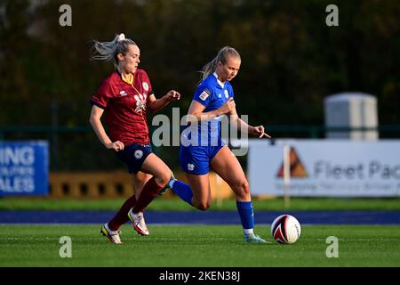 Cardiff, Regno Unito. 13th Nov 2022. Robyn Pinder di Cardiff ha incontrato le vie WFC per il possesso con Rhianne Oakley di Cardiff City Women's - Mandatory by-line Credit: Ashley Crowden/Alamy Live News Foto Stock