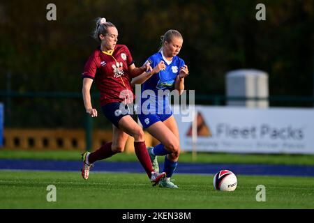 Cardiff, Regno Unito. 13th Nov 2022. Robyn Pinder di Cardiff ha incontrato le vie WFC per il possesso con Rhianne Oakley di Cardiff City Women's - Mandatory by-line Credit: Ashley Crowden/Alamy Live News Foto Stock