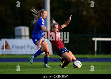 Cardiff, Regno Unito. 13th Nov 2022. Rhianne Oakley di Cardiff City le vie delle donne per possesso con Robyn Pinder di Cardiff hanno incontrato WFC - Mandatory by-line Credit: Ashley Crowden/Alamy Live News Foto Stock