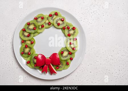 Insalata di frutta di Natale con kiwi e melograno Foto Stock