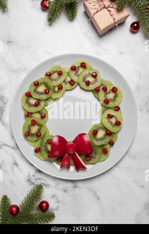 Insalata di frutta di Natale con kiwi e melograno Foto Stock