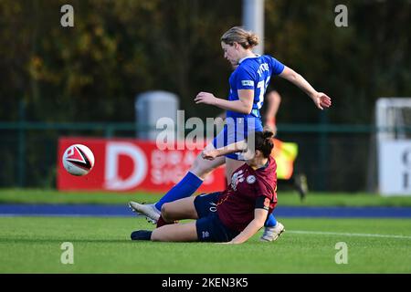 Cardiff, Regno Unito. 13th Nov 2022. Phoebie Poole di Cardiff City Women's è affrontato da Stephanie Turner di Cardiff Met WFC - Mandatory by-line Credit: Ashley Crowden/Alamy Live News Foto Stock