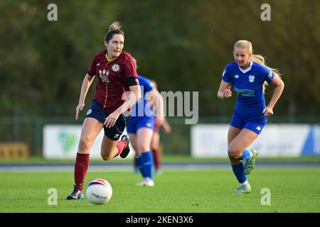 Cardiff, Regno Unito. 13th Nov 2022. Stephanie Turner di Cardiff ha incontrato il WFC sotto la pressione di Rhianne Oakley di Cardiff City Women's - Mandatory by-line Credit: Ashley Crowden/Alamy Live News Foto Stock