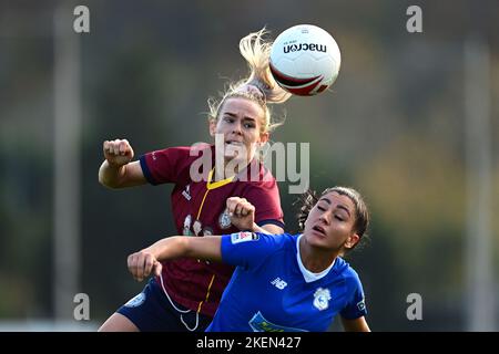 Cardiff, Regno Unito. 13th Nov 2022. Robyn Pinder di Cardiff ha incontrato WFC per possesso con Danielle Broadhurst di Cardiff City Women's - Mandatory by-line Credit: Ashley Crowden/Alamy Live News Foto Stock