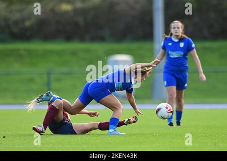 Cardiff, Regno Unito. 13th Nov 2022. Seren Watkins di Cardiff City Women's è imbrogliato da Robyn Pinder di Cardiff Met WFC - Mandatory by-line Credit: Ashley Crowden/Alamy Live News Foto Stock