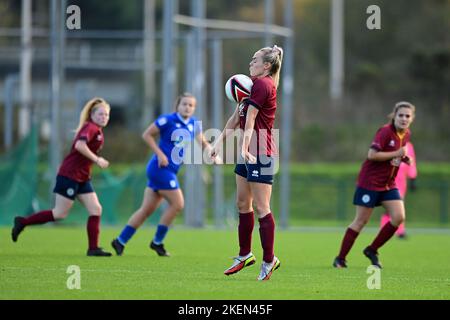 Cardiff, Regno Unito. 13th Nov 2022. Robyn Pinder of Cardiff Met WFC - Mandatory by-line Credit: Ashley Crowden/Alamy Live News Foto Stock