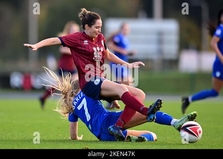 Cardiff, Regno Unito. 13th Nov 2022. Stephanie Turner di Cardiff Met WFC è affrontato da Rhianne Oakley di Cardiff City Women's - Mandatory by-line Credit: Ashley Crowden/Alamy Live News Foto Stock