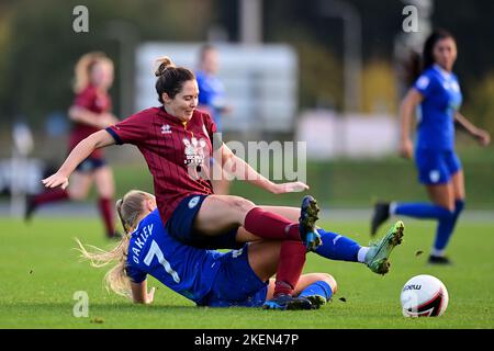 Cardiff, Regno Unito. 13th Nov 2022. Stephanie Turner di Cardiff Met WFC è affrontato da Rhianne Oakley di Cardiff City Women's - Mandatory by-line Credit: Ashley Crowden/Alamy Live News Foto Stock