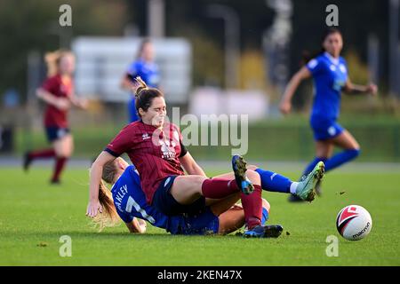 Cardiff, Regno Unito. 13th Nov 2022. Stephanie Turner di Cardiff Met WFC è affrontato da Rhianne Oakley di Cardiff City Women's - Mandatory by-line Credit: Ashley Crowden/Alamy Live News Foto Stock