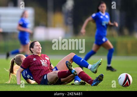 Cardiff, Regno Unito. 13th Nov 2022. Stephanie Turner di Cardiff Met WFC è affrontato da Rhianne Oakley di Cardiff City Women's - Mandatory by-line Credit: Ashley Crowden/Alamy Live News Foto Stock