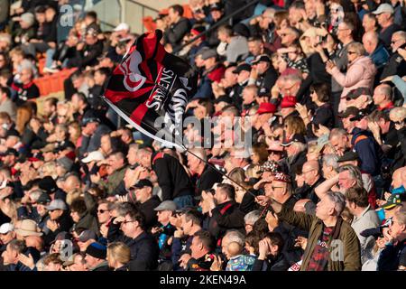 I fan di Saracen festeggiano durante la partita della Gallagher Premiership Saracens vs Northampton Saints allo StoneX Stadium, Londra, Regno Unito, 13th novembre 2022 (Foto di Richard Washbrooke/News Images) Foto Stock