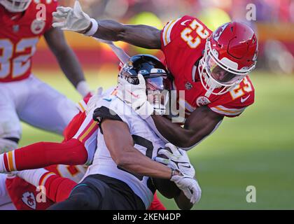 Kansas City, Stati Uniti. 13th Nov 2022. Jamal Agnew (39), il grande ricevitore dei Jacksonville Jaguars, è stato abbattere dal caposaldo dei Kansas City Chiefs Joshua Williams (23) all'Arrowhead Stadium di Kansas City, Missouri, domenica 13 novembre 2022. Foto di Jon Robichaud/UPI Credit: UPI/Alamy Live News Foto Stock