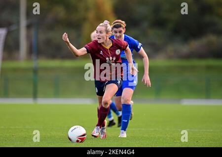 Cardiff, Regno Unito. 13th Nov 2022. Robyn Pinder of Cardiff Met WFC - Mandatory by-line Credit: Ashley Crowden/Alamy Live News Foto Stock