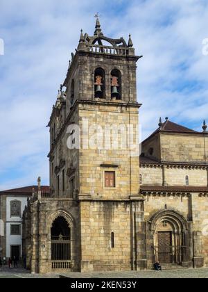 Facciata della Cattedrale di Braga e porta laterale Foto Stock