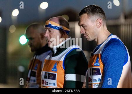 Kevin Sinfield mette una corona al memoriale durante il giorno uno della sfida Ultra 7 in 7 da Murrayfield a Melrose. L'ex capitano di Leeds è destinato a completare sette ultra-maratone in tanti giorni in aiuto della ricerca sulla malattia del motoneurone, correndo in Old Trafford a metà tempo della finale del torneo il 19 novembre. Data immagine: Domenica 13 novembre 2022. Foto Stock