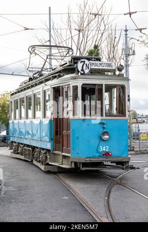 Tram Heritage 342 sulla linea 7N o Djugårdslinjen nel quartiere Djugården di Stoccolma, Svezia Foto Stock