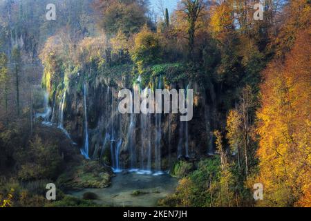 Bella cascata colorata maestosa nel parco nazionale all'alba, paesaggio autunnale laghi di Plitvice, Slovenia Foto Stock