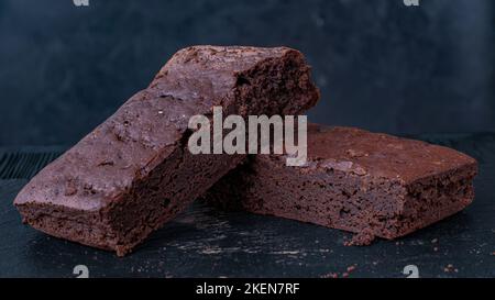 brownie su una pietra su uno sfondo nero Foto Stock