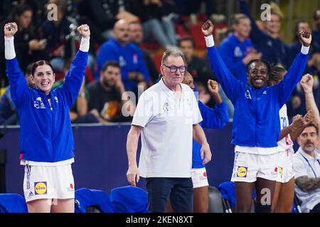 SKOPJE, MACEDONIA - 13 NOVEMBRE: Allenatore francese Olivier Krumbholz festeggia un gol con i suoi giocatori durante il Main Round - EHF EURO 2022 match tra Frankrijk e Montenegro all'Arena Boris Trajkovski il 13 novembre 2022 a Skopje, Macedonia (Foto di Henk Seppen/Orange Pictures) Foto Stock