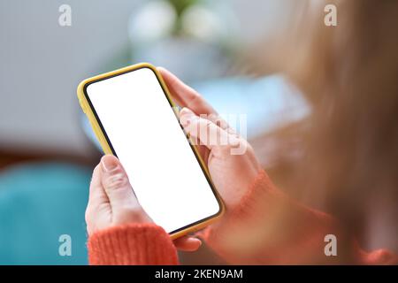 Donna che tiene in mano il telefono cellulare con schermo mockup bianco per gli annunci. Foto Stock