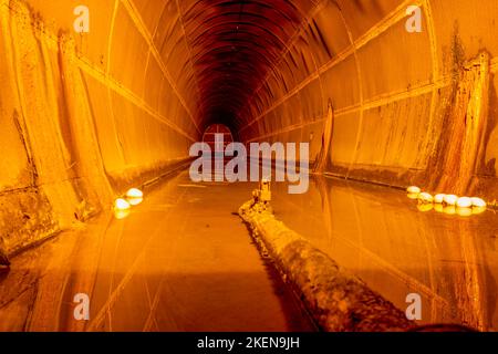 Tunnel di stoccaggio dell'olio a forma di ferro di cavallo costruiti durante la seconda guerra mondiale per proteggere l'olio immagazzinato a Darwin dai bombardamenti giapponesi. Foto Stock