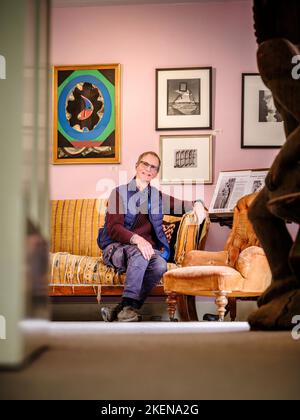 Solo per uso editoriale - Antony Penrose, figlio del fotografo e modello Lee Miller e Sir Roland Penrose. Fotografato nella sua casa e galleria di famiglia - Farley's Farm House vicino al villaggio di Chiddingly East Sussex UK. 2023 vede un film biografico con Kate Winslet come Lee Miller. Il film, 'Lee', è attualmente in produzione e ospita anche Alexander Skarsgard, Andrea Riseborough, Marion Cotillard e Andy Samberg, tra gli altri Picture by Jim Holden Foto Stock