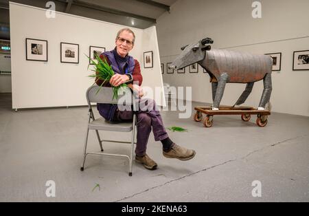 Solo per uso editoriale - Antony Penrose, figlio del fotografo e modello Lee Miller e Sir Roland Penrose. Fotografato nella sua casa e galleria di famiglia - Farley's Farm House vicino al villaggio di Chiddingly East Sussex UK. 2023 vede un film biografico con Kate Winslet come Lee Miller. Il film, 'Lee', è attualmente in produzione e ospita anche Alexander Skarsgard, Andrea Riseborough, Marion Cotillard e Andy Samberg, tra gli altri Picture by Jim Holden Foto Stock