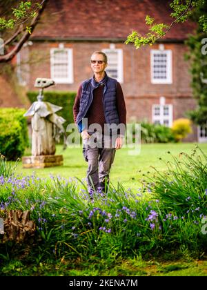 Solo per uso editoriale - Antony Penrose, figlio del fotografo e modello Lee Miller e Sir Roland Penrose. Fotografato nella sua casa e galleria di famiglia - Farley's Farm House vicino al villaggio di Chiddingly East Sussex UK. 2023 vede un film biografico con Kate Winslet come Lee Miller. Il film, 'Lee', è attualmente in produzione e ospita anche Alexander Skarsgard, Andrea Riseborough, Marion Cotillard e Andy Samberg, tra gli altri Picture by Jim Holden Foto Stock